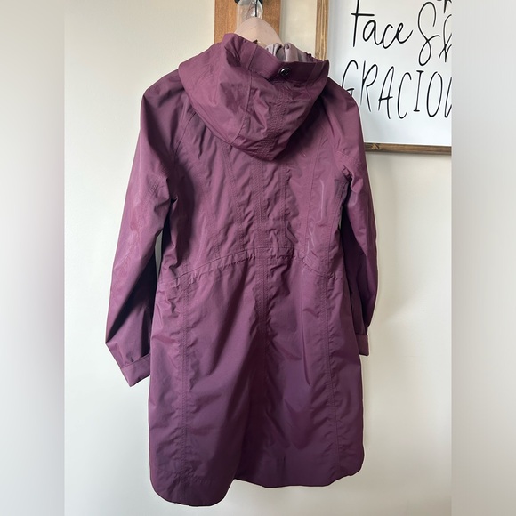 Size 8 (snug) Lululemon Rain Waterproof Jacket - Picture 2 of 9